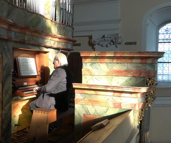 Josef Hofer an der Zechner-Orgel Josef Hofer an der Zechner-Orgel